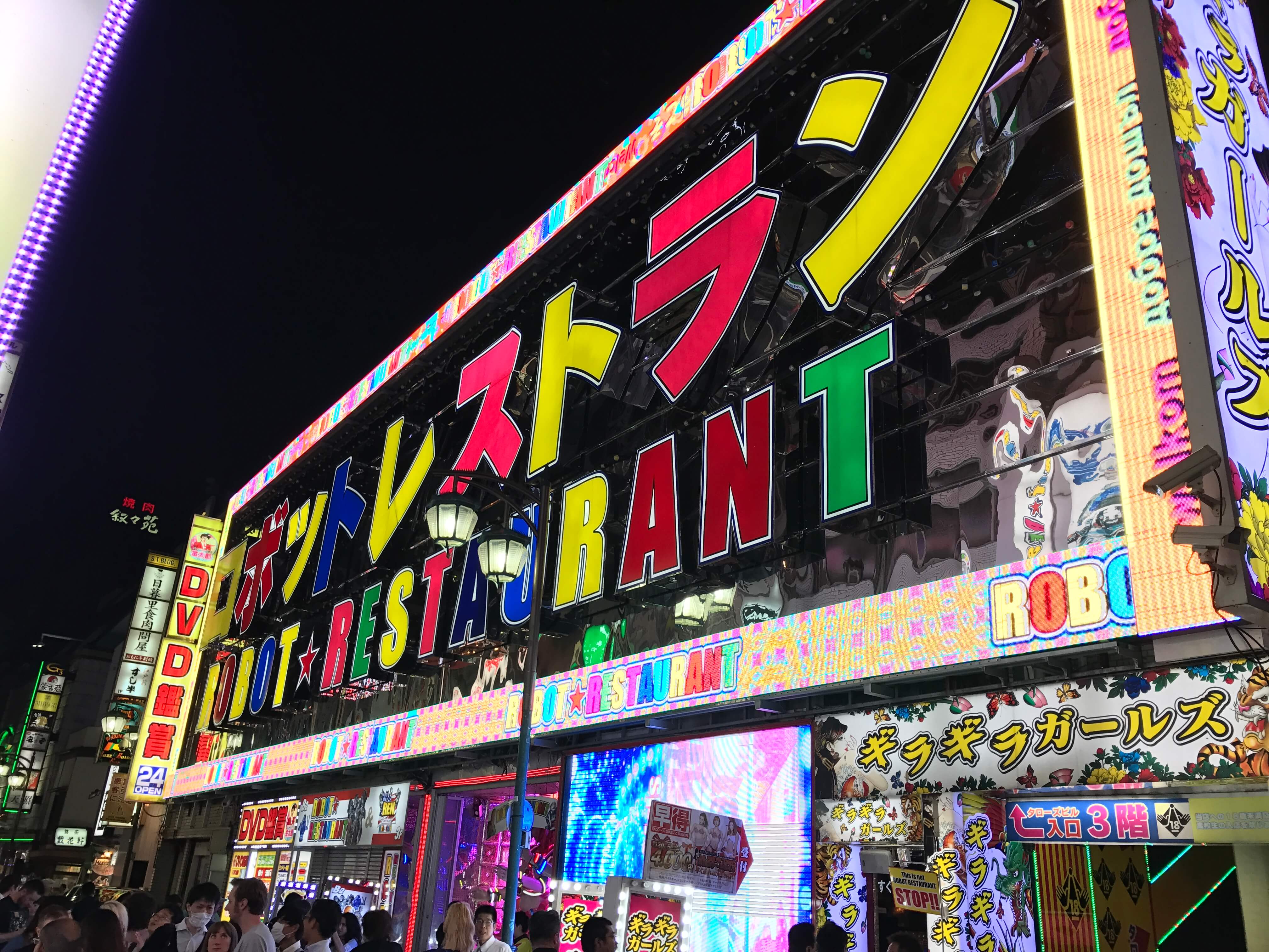 LEDでひと際目立つ！歌舞伎町で一番賑やかなお店「ロボットレストラン」