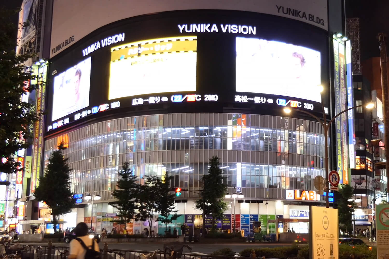 ド迫力！大型LEDビジョン×3面の“ユニカビジョン”は街頭ビジョンの可能性を広げています。「新宿三大ビジョン」