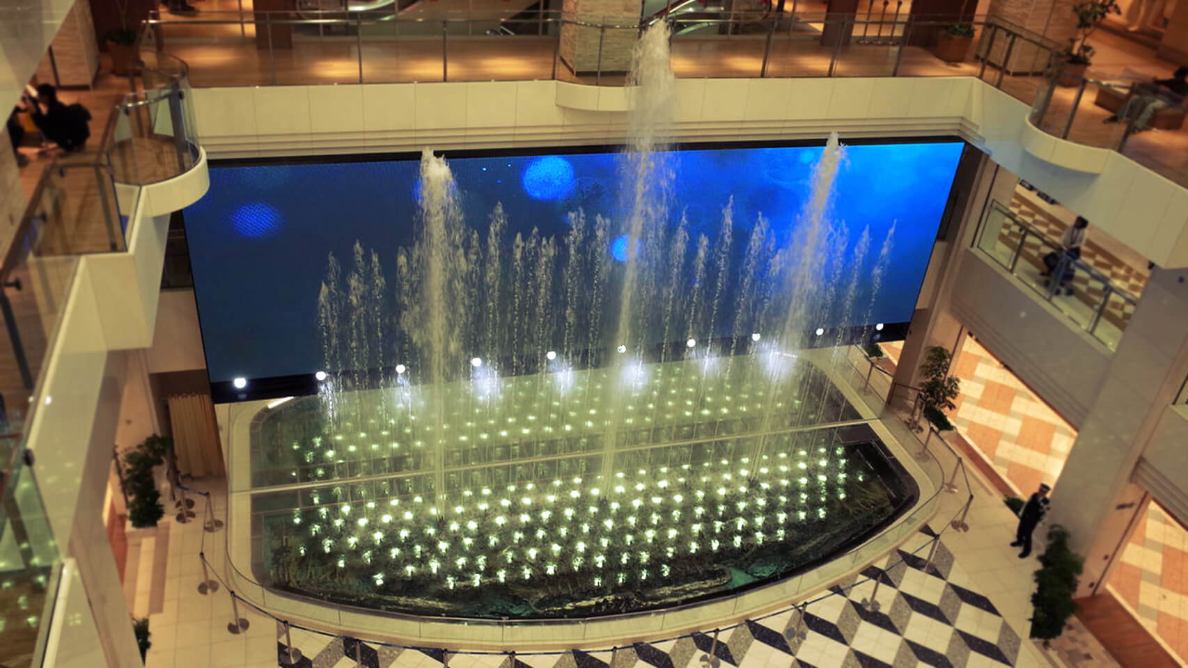 国内最大級サイズの屋内LEDビジョンは池袋にある628インチ！「サンシャインシティ噴水広場」