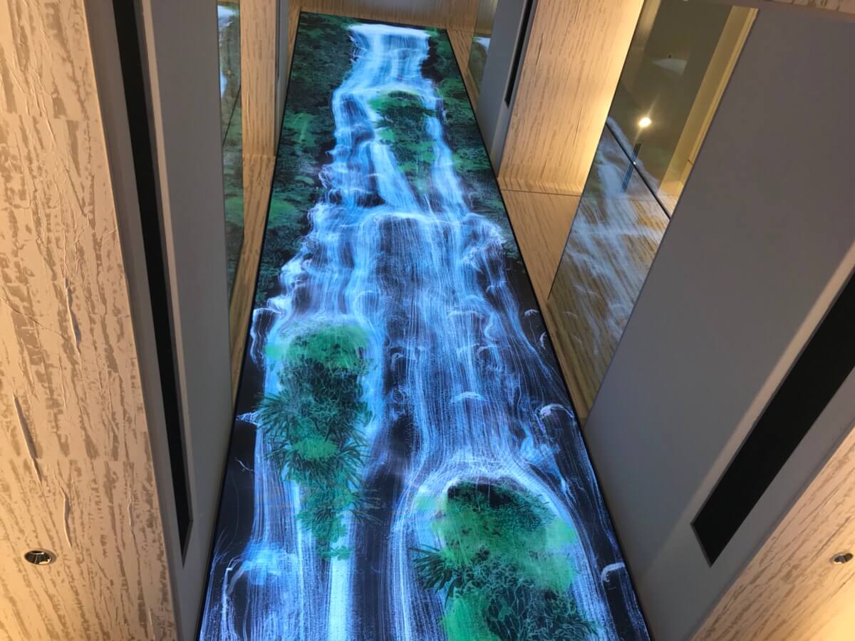 日没とともに変化していく滝を表現“Universe of Water Particles on the Living Wall”「GINZA SIX」