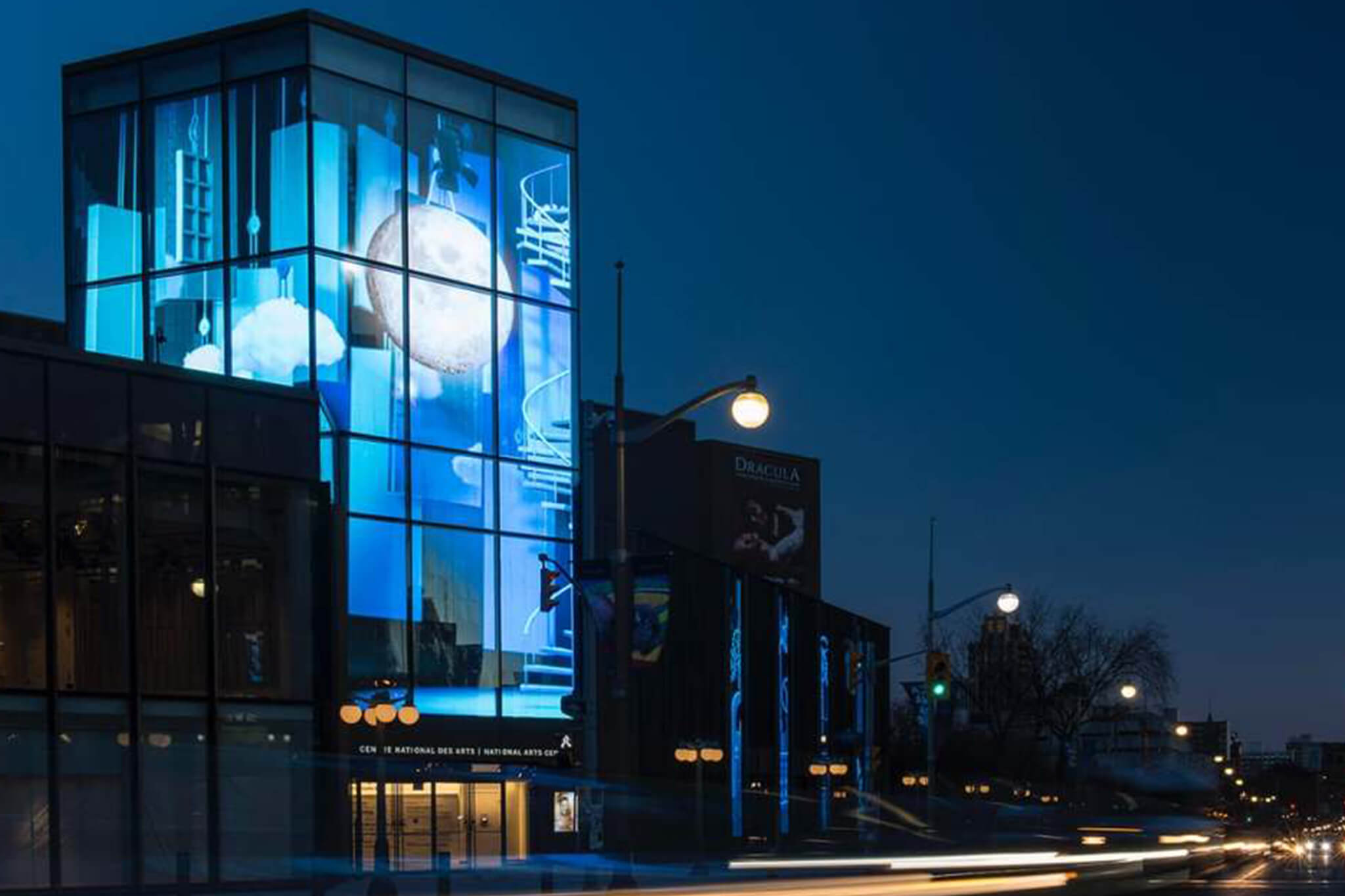カナダ国立芸術センターにある、透明度最大93％の美しいLEDビジョン