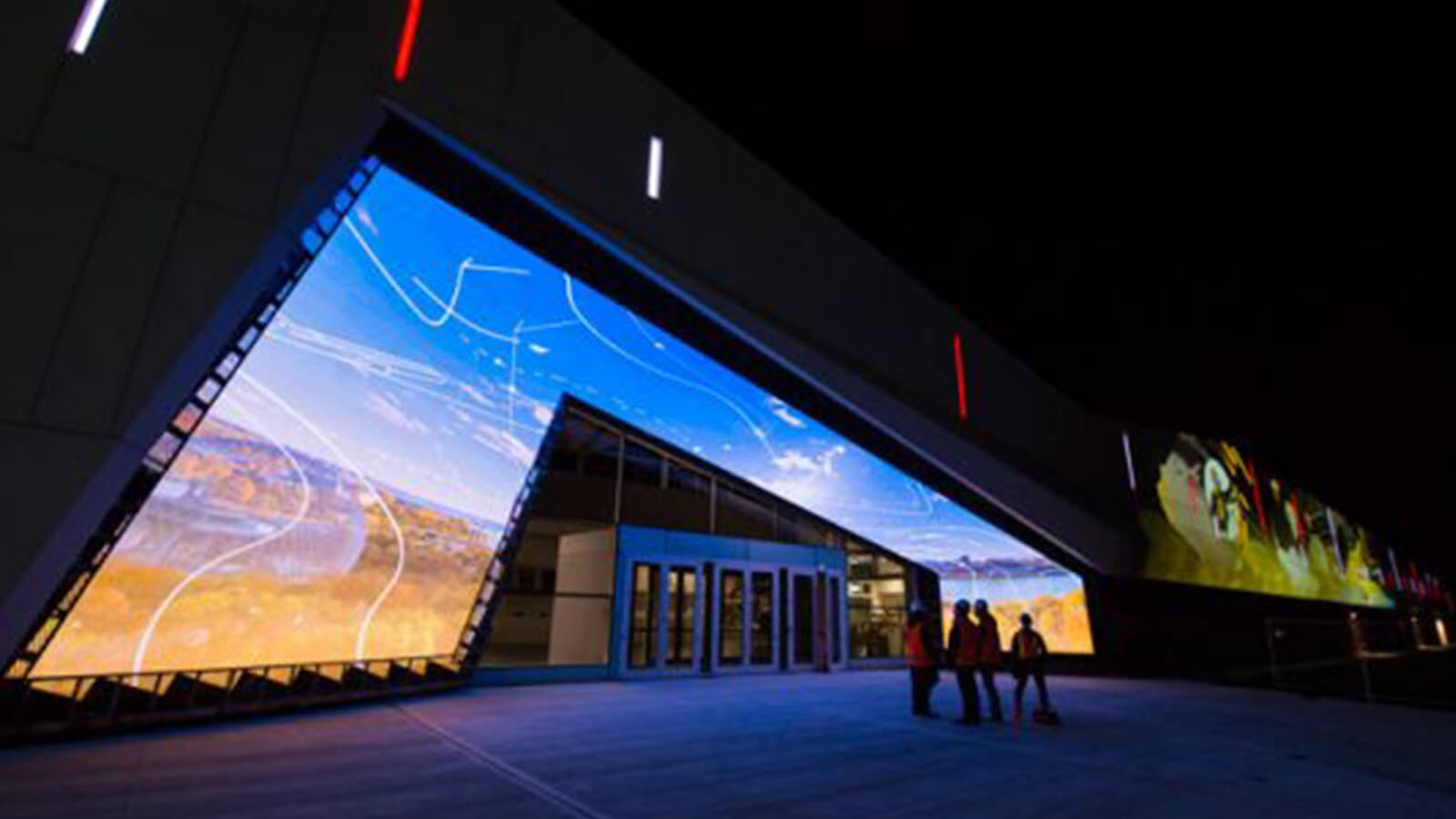 リニューアルされたカナダの博物館は、LEDビジョンとプロジェクションマッピングで建物を演出！