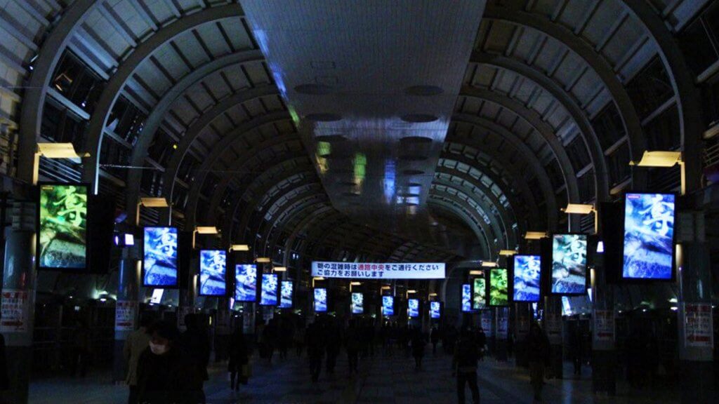 Jr最大級44面の液晶ディスプレイで印象的な通路に 品川駅 自由通路 最高最良のデジタルサイネージ Led Tokyo