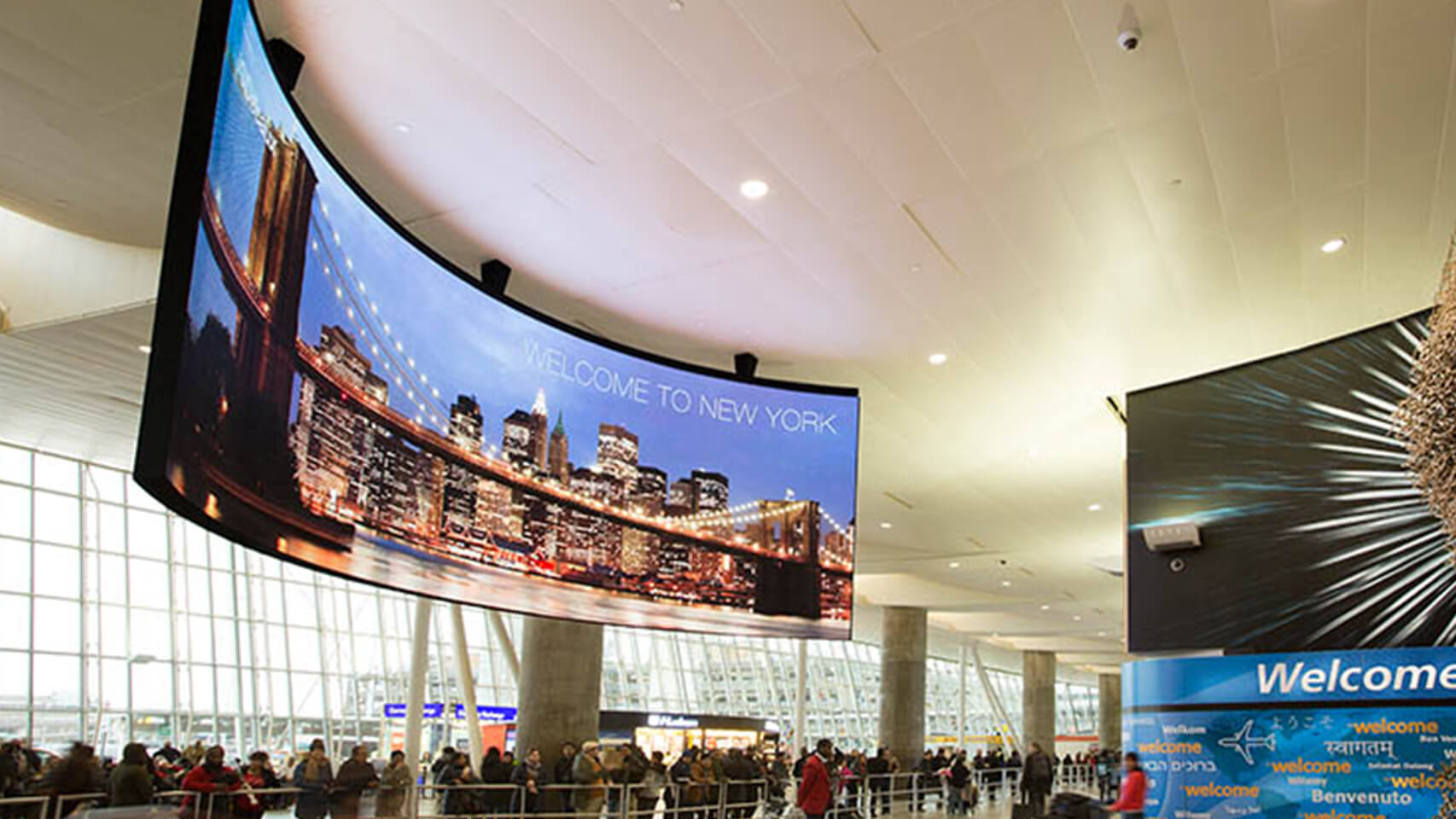 一風変わった湾曲LEDビジョンは、情報を両面に発信！「ジョン・F・ケネディ国際空港」 
