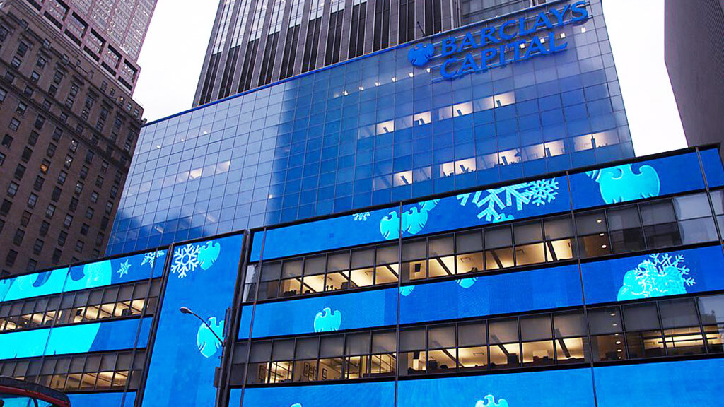 マンハッタンに浮かび上がる“LEDビジョン”で演出されたブルーの光！「バークレイズ・キャピタル」