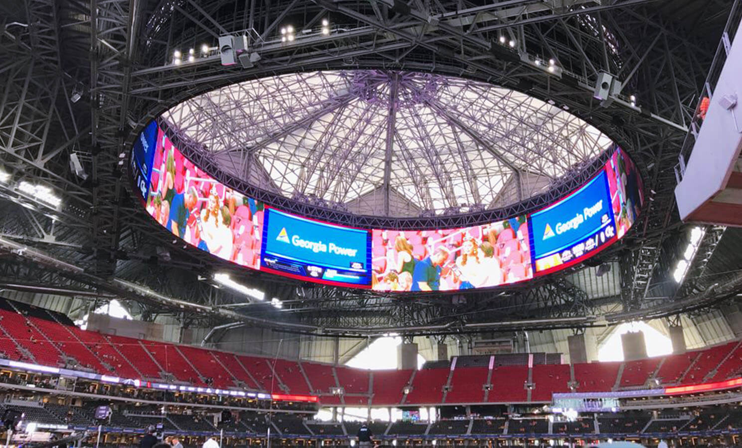 LEDビジョンはスポーツ観戦に新たな臨場感を与えている！「メルセデス・ベンツ・スタジアム」