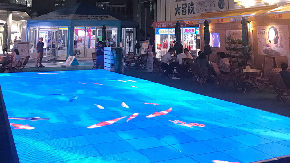 この夏話題の人気スポット！「TBS 夏サカス2018 デジタル＆グルメパーク」に見た床用LEDビジョン