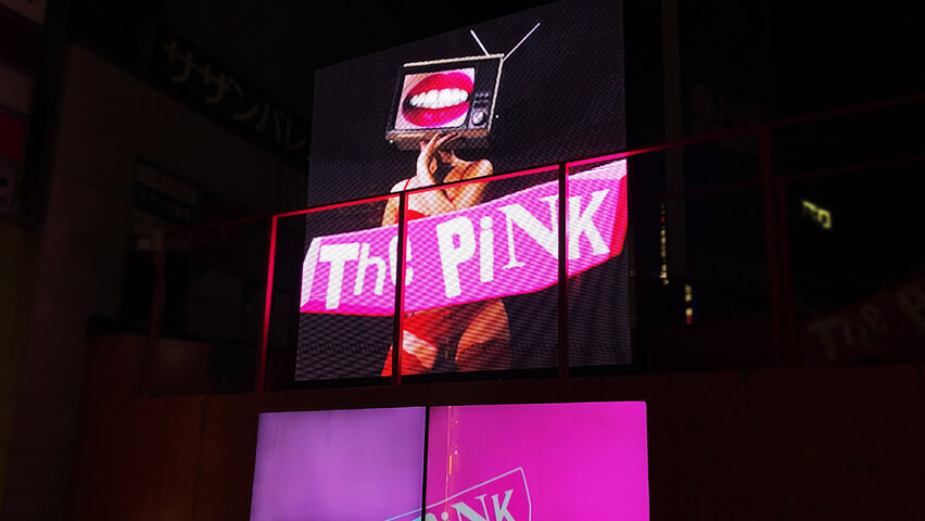 世界初“オールピンクカラー”で話題の関西最大級クラブ「THE PINK」に「ウィンドウビジョン」を設置しました
