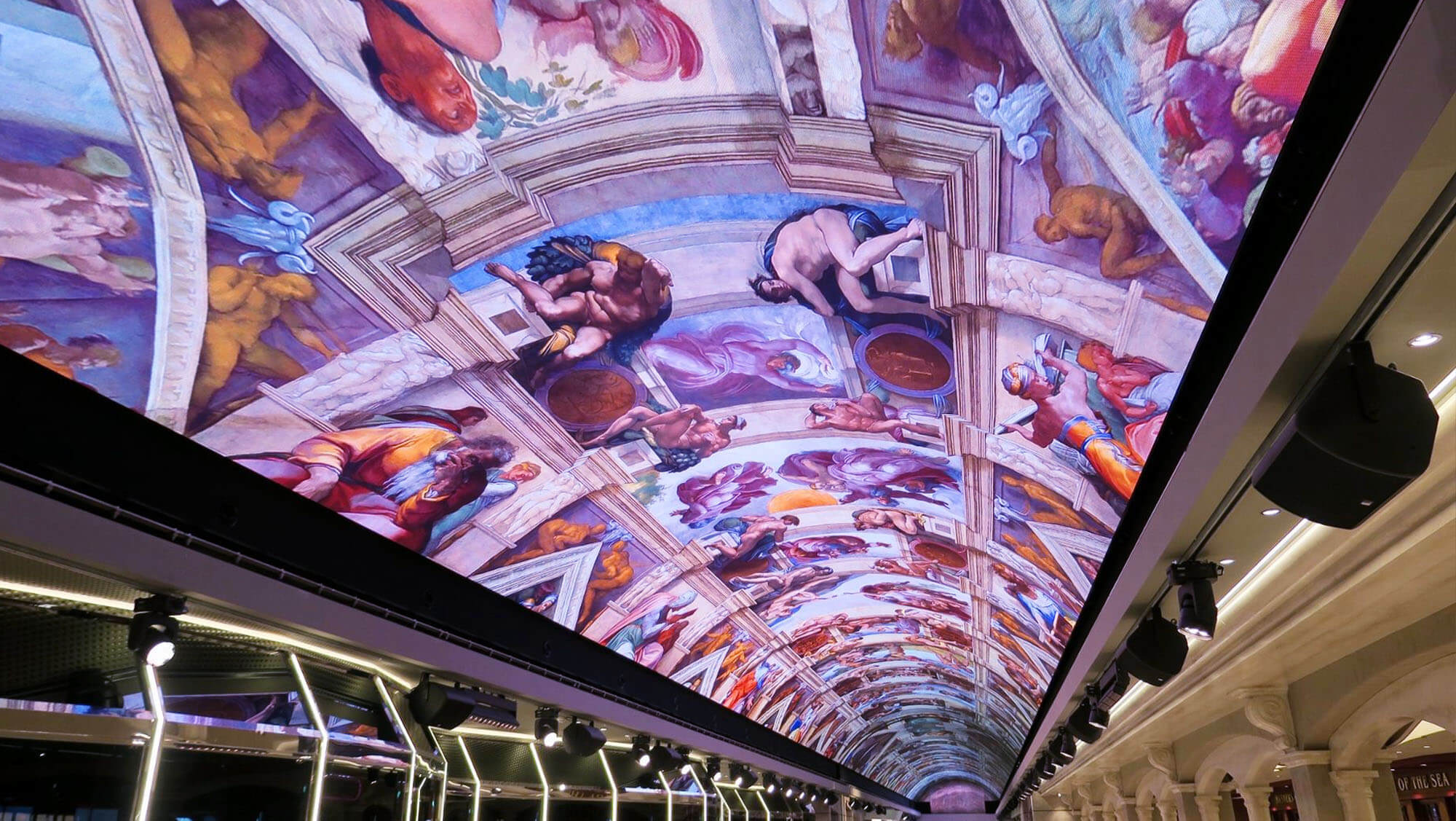 洋上最長の「LEDビジョン」に覆われた天井が豪華客船を変える！「MSC Bellissima」がデビュー 