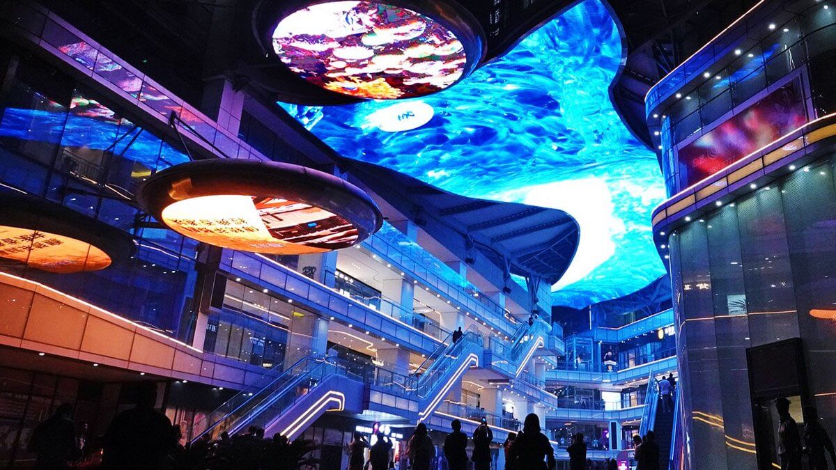 天を舞う先進的造形の超巨大LEDビジョン！中国・鄭州HuiYiタイムズ