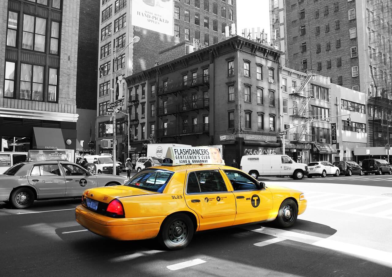 タクシーで広告を掲載したい！広告の種類と利用者、タクシーサイネージの特徴について解説