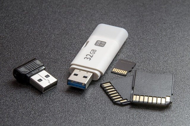 USBでコンテンツ配信は可能？業務用テレビで、気軽にデジタルサイネージ