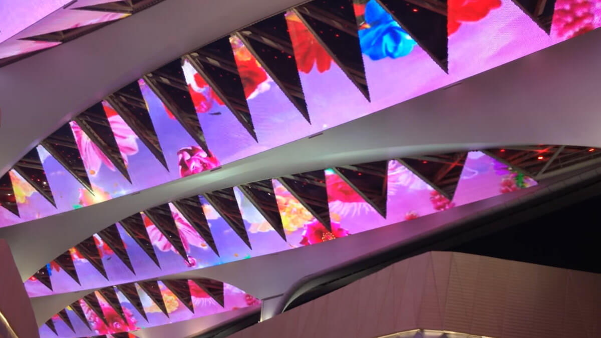 世界最大級“天井カーテン”が美しい！目を見張る「透過型LEDビジョン」のアイディア