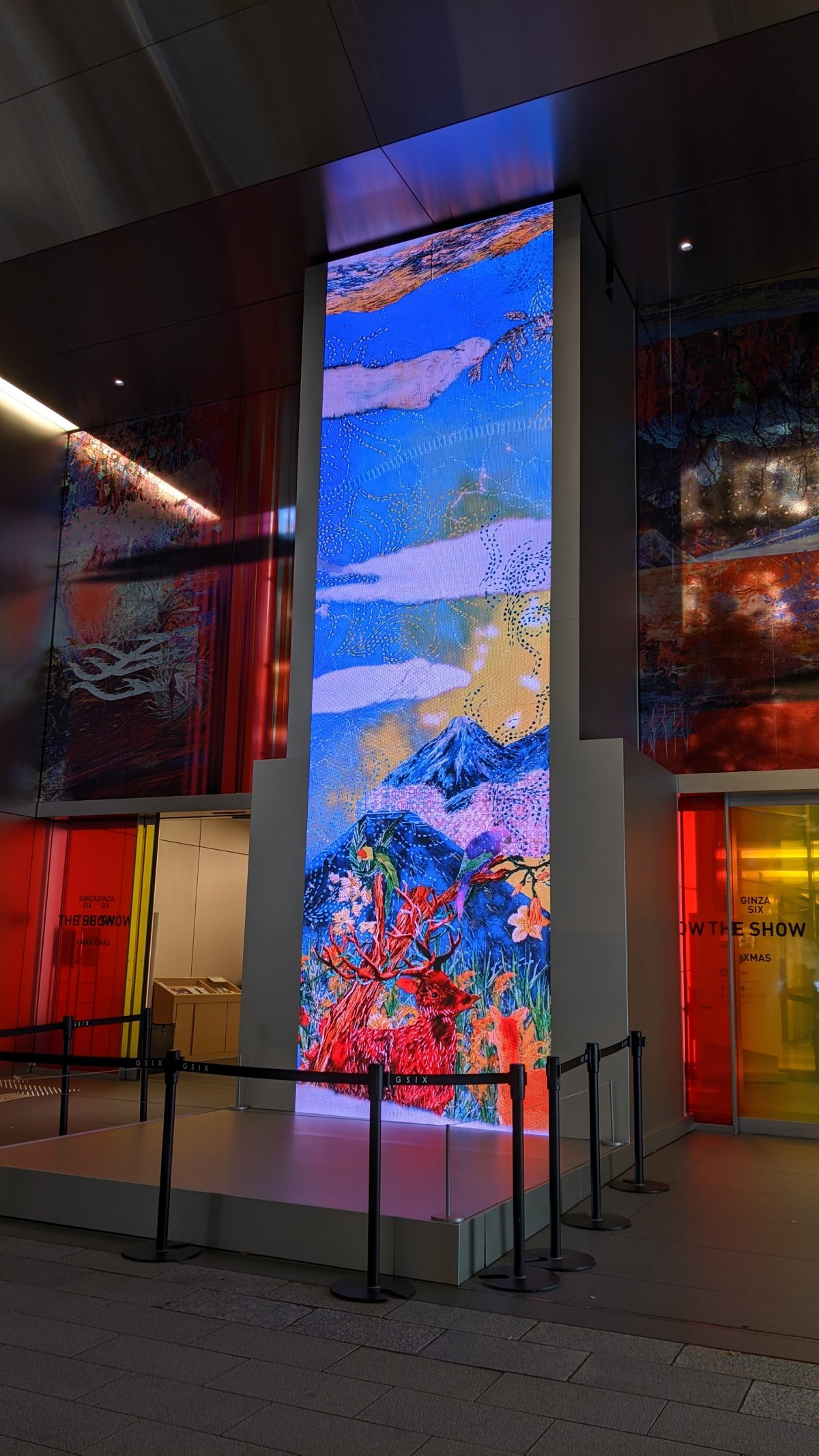 高さ7メートルの巨大LEDビジョン！GINZA SIX Xmas 2021のデジタルアート『OUR NEW WORLD』にLEDビジョンを導入しました。