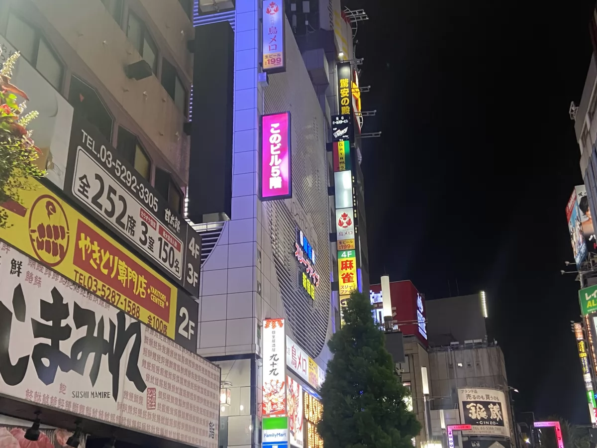 チルイン新宿歌舞伎町屋外LED